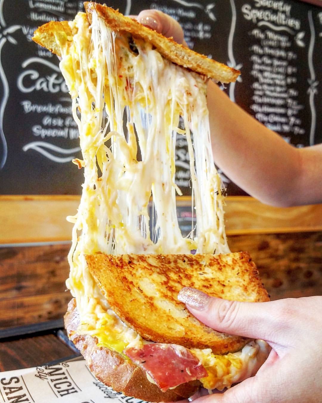 sandvis-The-Ramen-Grilled-Cheese