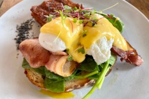ouă benedict