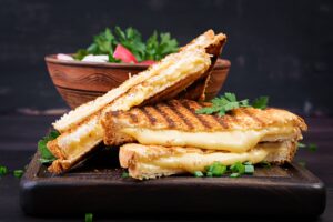 sandvis cu branza la gratar