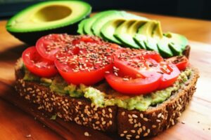 Sandviș cu avocado și roșii pe pâine integrală