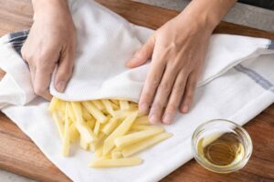 Uscarea cartofilor înainte de prepararea la air fryer